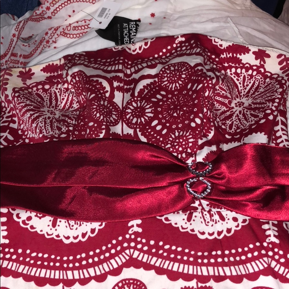 I’m selling this short puffy dress.